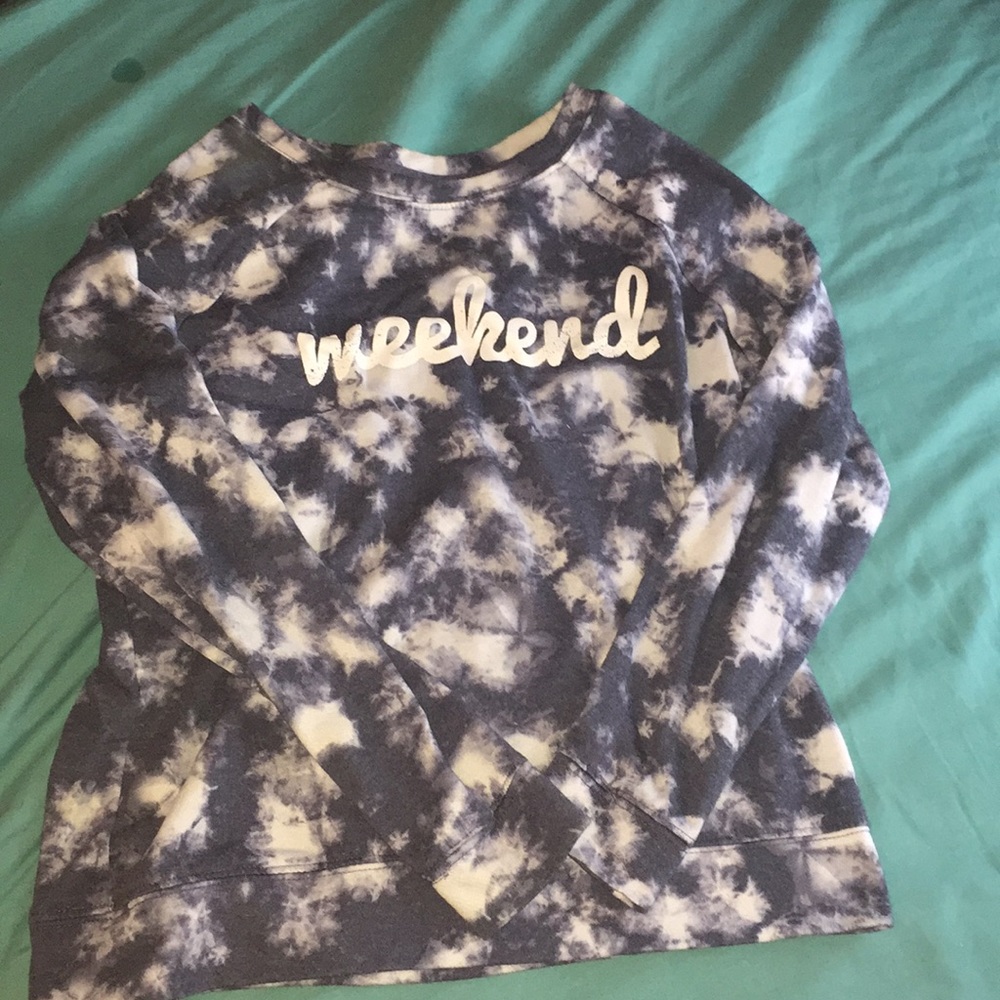 A short long sleeved shirt